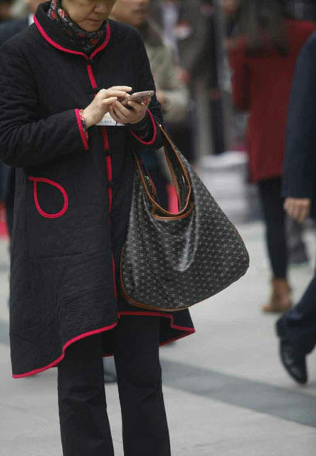 佛山兩會女委員包包走簡樸低調路線