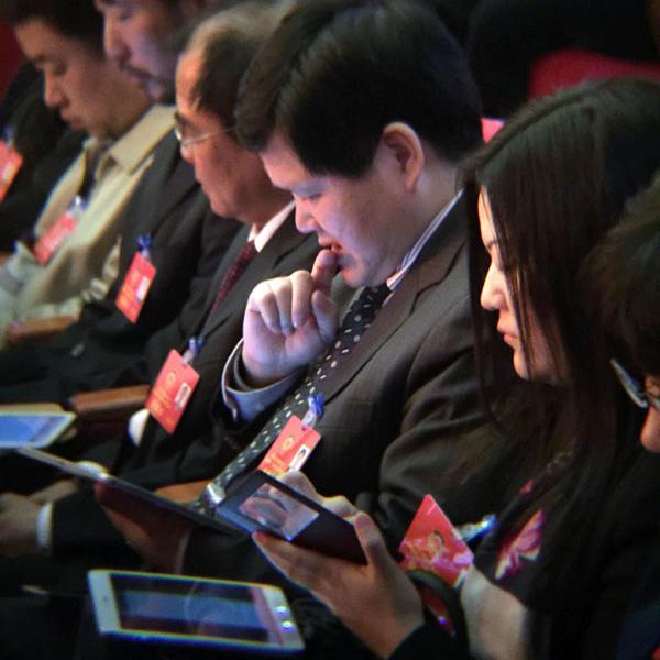 地方兩會低頭族:有人玩游戲看照片