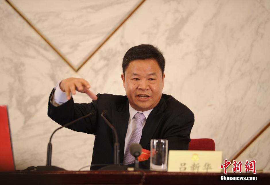 2014兩會首場發布會記者表情：“拍照神器”