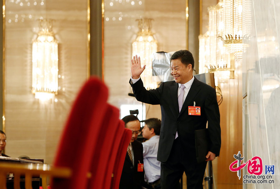 2014兩會首場發布會記者表情：“拍照神器”