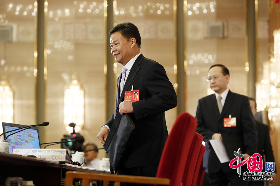 2014兩會首場發布會記者表情：“拍照神器”