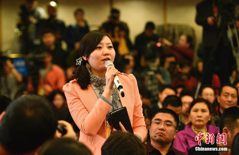 2014兩會首場發布會記者表情：“拍照神器”