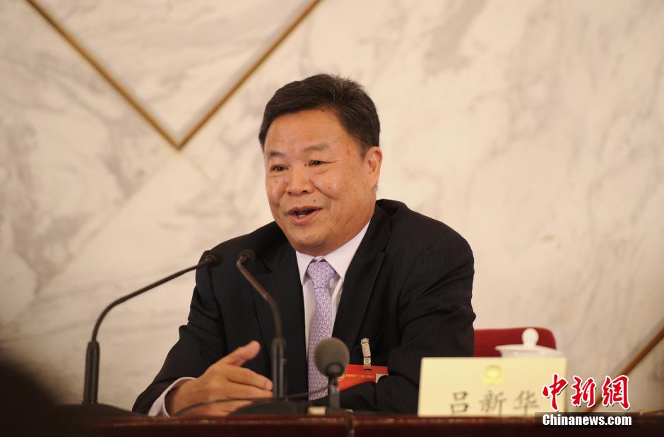 2014兩會(huì)首場(chǎng)發(fā)布會(huì)記者表情：“拍照神器”