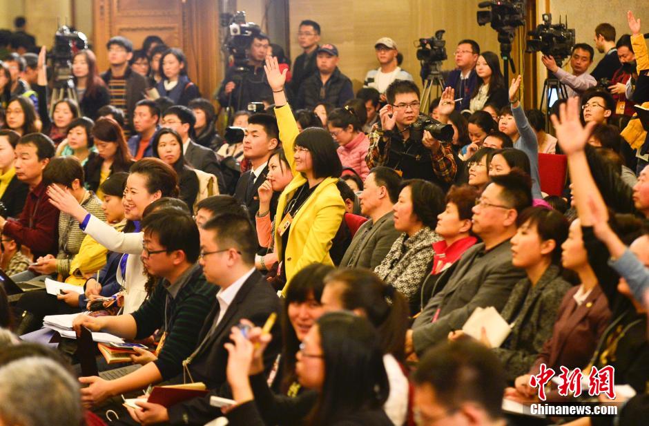 2014兩會首場發布會記者表情：“拍照神器”