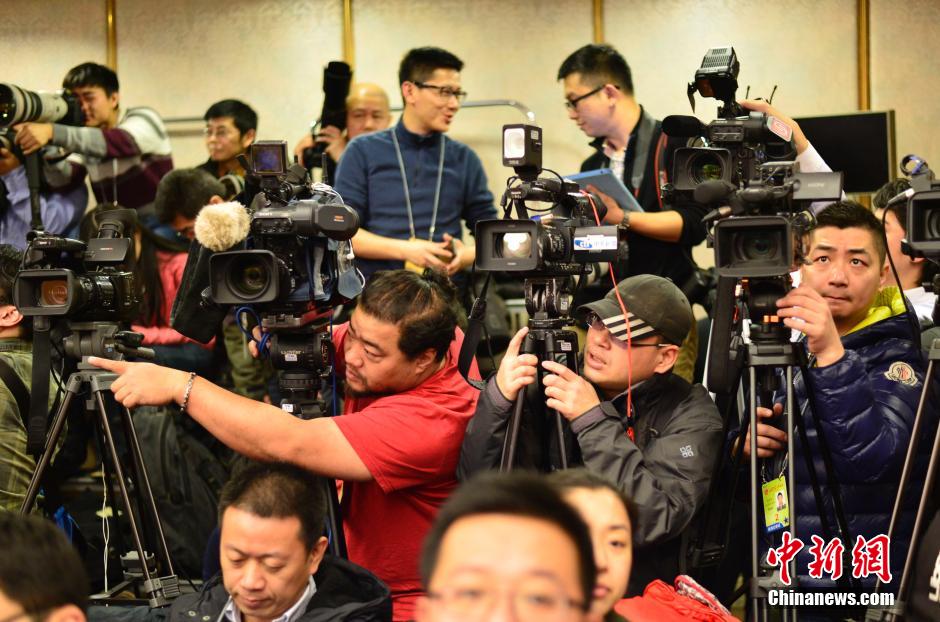 2014兩會首場發布會記者表情：“拍照神器”