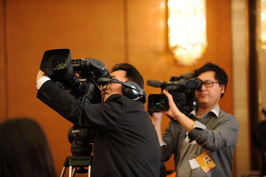 2014兩會(huì)首場(chǎng)發(fā)布會(huì)記者表情：“拍照神器”