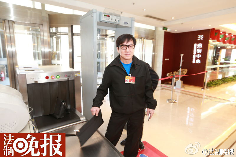 2015政協會議開幕：明星委員遭媒體圍堵