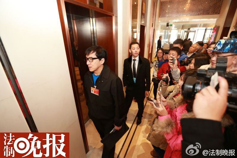 2015政協會議開幕：明星委員遭媒體圍堵