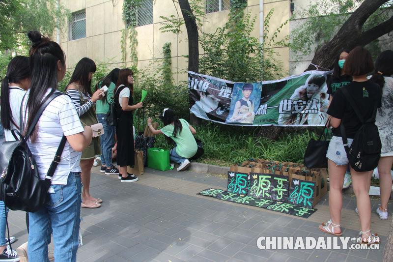 TFBOYS參加央視六一晚會錄制 并為中國日報35周年獻祝福