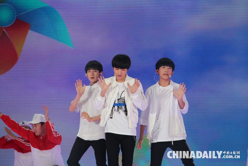 TFBOYS參加央視六一晚會錄制 并為中國日報35周年獻祝福