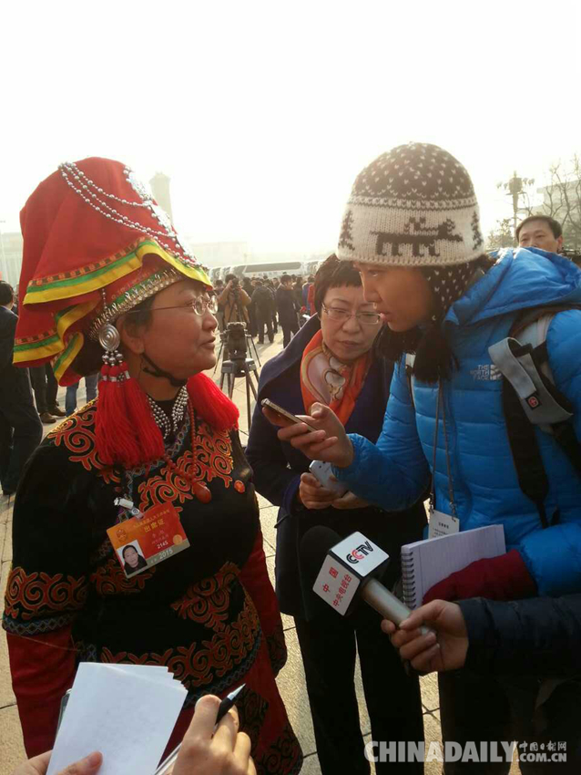 代表身著民族服裝出席人大開幕會