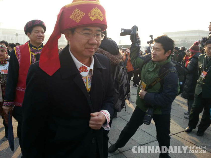 代表身著民族服裝出席人大開幕會(huì)