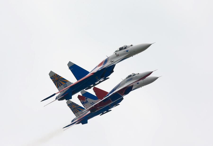 俄羅斯飛行表演隊(duì)亮相航展