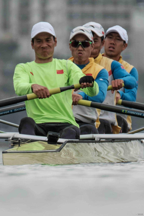 各國賽艇隊積極備戰 士兵在側確保安全