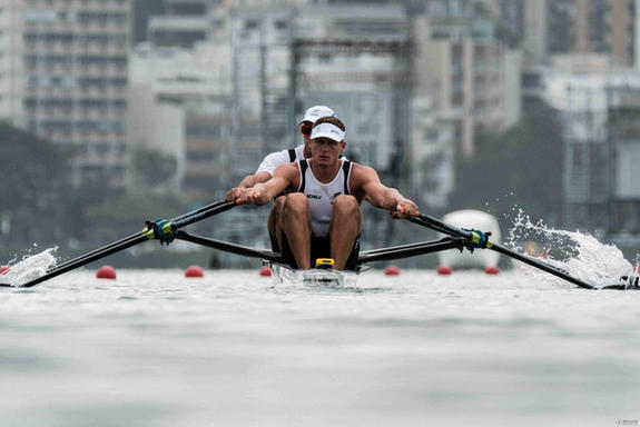 各國賽艇隊積極備戰 士兵在側確保安全