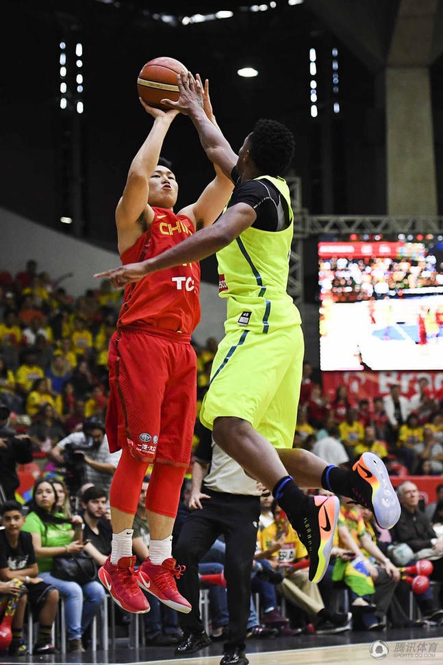 男籃奧運(yùn)熱身巴西 趙繼偉奮力進(jìn)攻