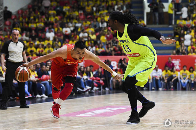 男籃奧運(yùn)熱身巴西 趙繼偉奮力進(jìn)攻