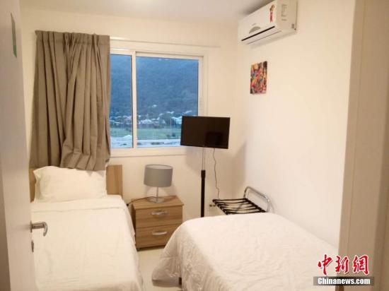 當地時間7月29日消息，巴西里約，奧運會開幕之日已經近在咫尺，部分來自世界各地的記者已經進駐媒體村。“村里”的生活起居安排、設施如何，各國記者們又會在這里怎樣度過未來近一個月的時間呢？帶著這些問題，我們來到媒體村一探究竟。圖為記者房間，除了兩張床外，富余的空間并不多。 <a target=&apos;_blank&apos; href=&apos;http://www.chinanews.com/&apos;><p align=