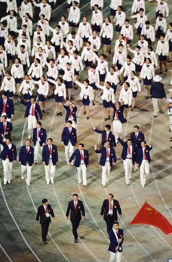 “西紅柿炒雞蛋”入場(chǎng)服火了！ 中國(guó)隊(duì)竟然穿了三屆奧運(yùn)