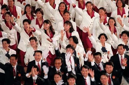 “西紅柿炒雞蛋”入場(chǎng)服火了！ 中國(guó)隊(duì)竟然穿了三屆奧運(yùn)