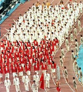 “西紅柿炒雞蛋”入場(chǎng)服火了！ 中國(guó)隊(duì)竟然穿了三屆奧運(yùn)