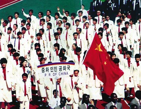 “西紅柿炒雞蛋”入場(chǎng)服火了！ 中國(guó)隊(duì)竟然穿了三屆奧運(yùn)