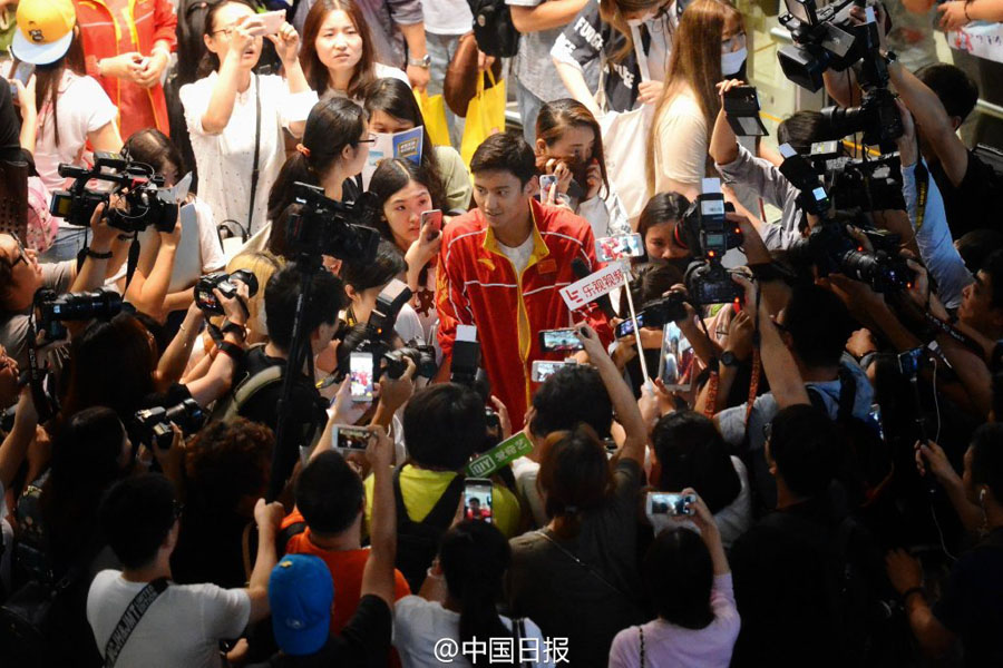 中國游泳隊(duì)抵達(dá)北京 傅園慧和寧澤濤被大批粉絲包圍