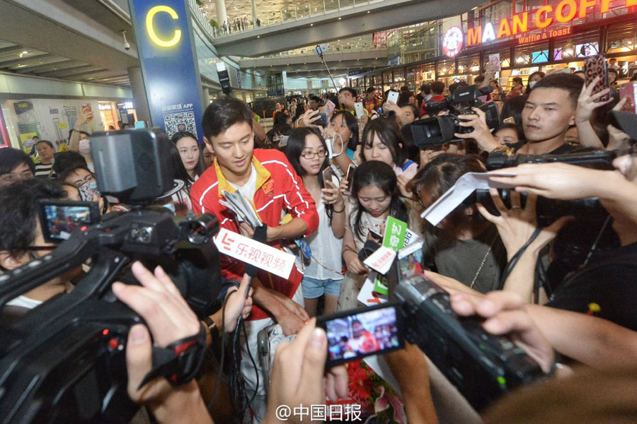 中國游泳隊抵達北京 傅園慧和寧澤濤被大批粉絲包圍