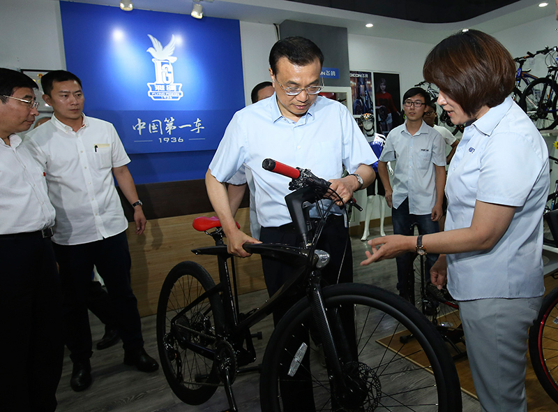 李克強體驗“飛鴿”:我愿為中國自行車做廣告
