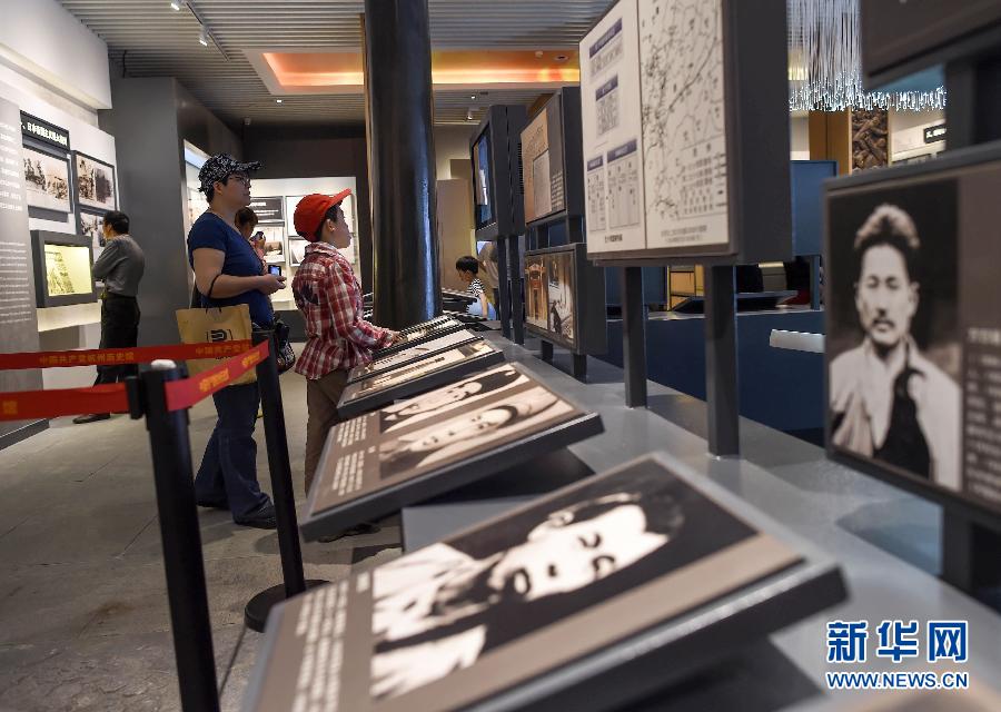 激揚正氣定乾坤——以習近平同志為總書記的黨中央帶頭加強作風建設述評