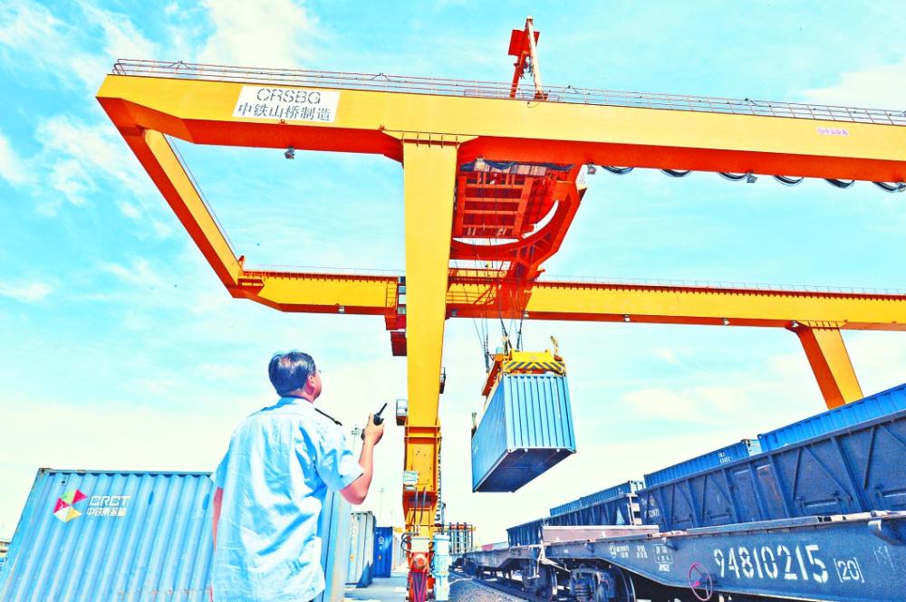 哈歐班列開行一周年:打通亞歐“新絲路”按下發(fā)展“快進(jìn)鍵”