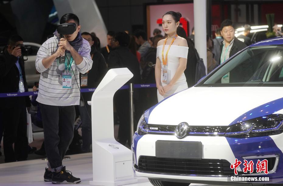 首屆進博會 參觀者用VR觀看汽車產品介紹