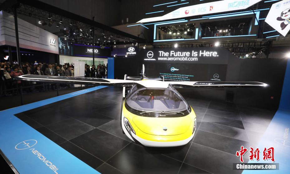 首屆進博會 參觀者用VR觀看汽車產品介紹