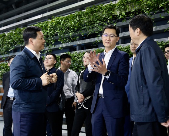 騰訊董事局主席馬化騰參觀考察數(shù)字福建云計算中心