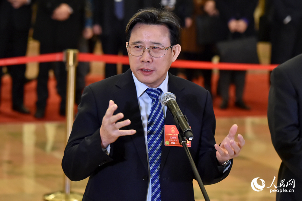 第四場“代表通道”開啟：全國人大代表接受采訪