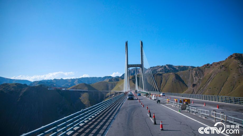 【新時(shí)代·幸福美麗新邊疆】在中國(guó)最長(zhǎng)高速公路邂逅新疆第一高橋