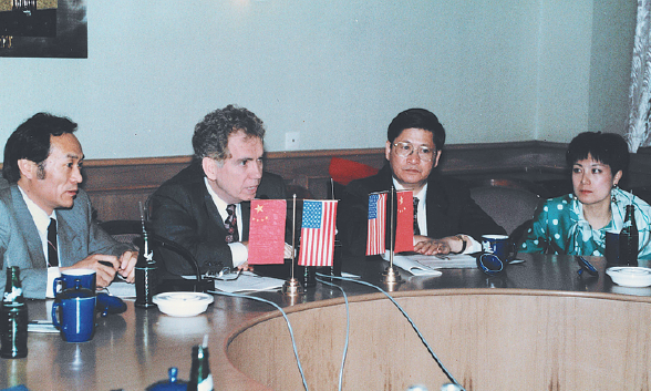 從陪同鄧小平觀看牛仔表演到擔任姚明律師：一個美國人與中國四十年的不解之緣