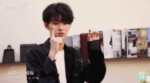 這位中戲?qū)W霸簡(jiǎn)直是全能選手,英文詩也讀得這么溜!丨愛豆詩集