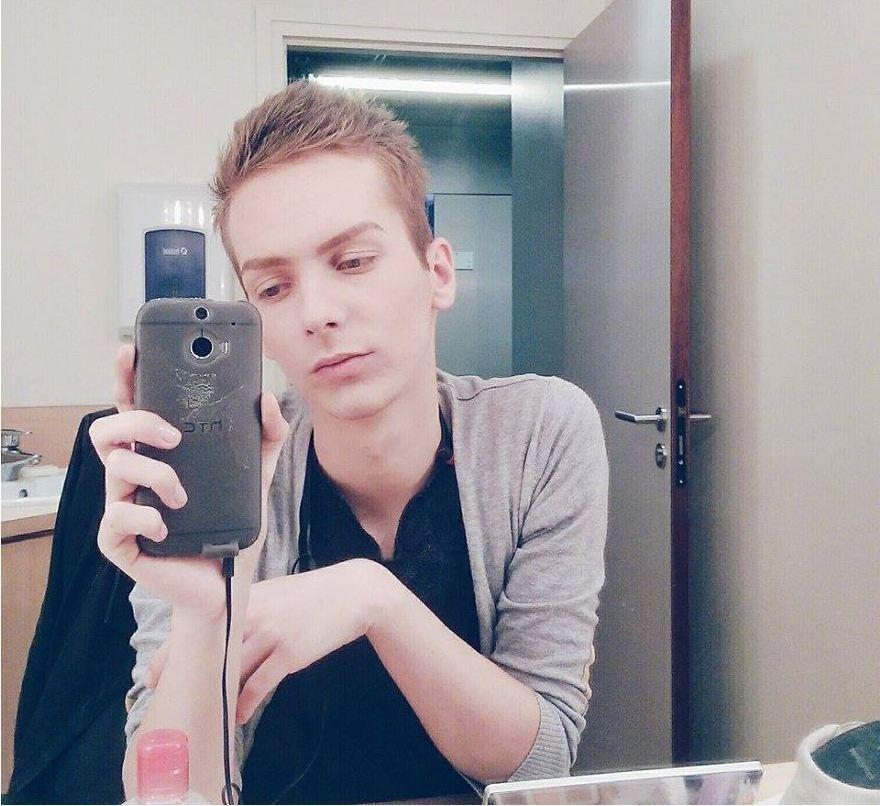 外國小伙秒變美女 高超化妝術似易容