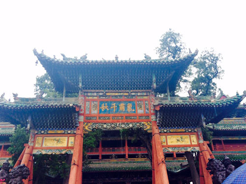 關公故里:秋雨中依舊游人如織