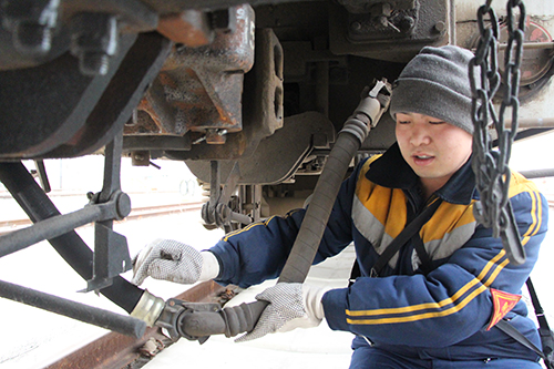 【網(wǎng)絡(luò)媒體走轉(zhuǎn)改】銀川鐵路調(diào)車組:保障春運(yùn) 臟累苦險(xiǎn)都不怕