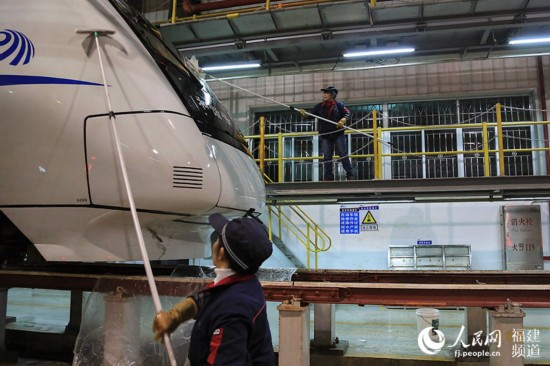 圖說(shuō)動(dòng)車檢修員：白天從黑夜開(kāi)始 精細(xì)到毫米的堅(jiān)守