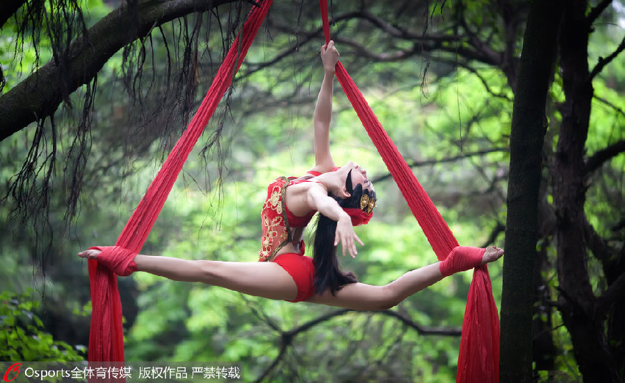 盤點鋼管舞性感著裝 比基尼鄉村花衣齊上陣