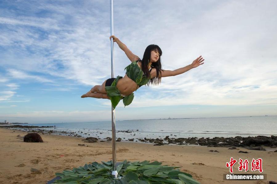 盤點鋼管舞性感著裝 比基尼鄉(xiāng)村花衣齊上陣