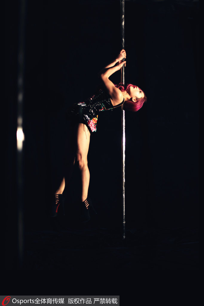 盤點(diǎn)鋼管舞性感著裝 比基尼鄉(xiāng)村花衣齊上陣