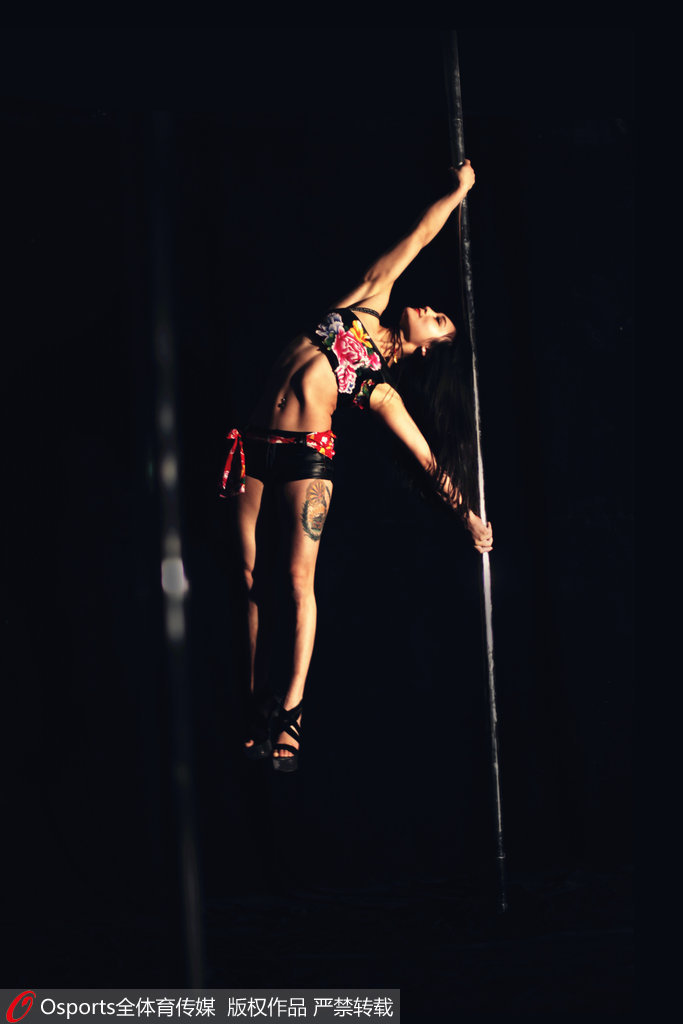 盤點鋼管舞性感著裝 比基尼鄉(xiāng)村花衣齊上陣