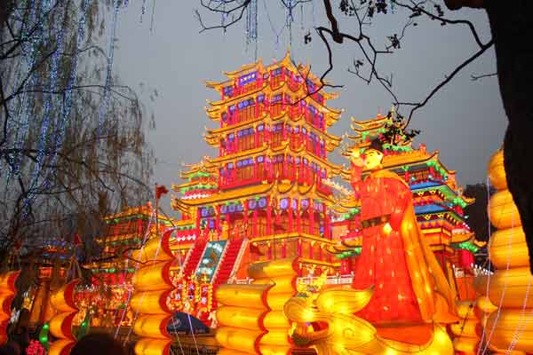 第22屆自貢國際恐龍燈會(huì)游人如織