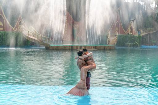 最帥&最萌美人魚(yú)秒殺林允？版納萬(wàn)達(dá)三八節(jié)玩嗨了