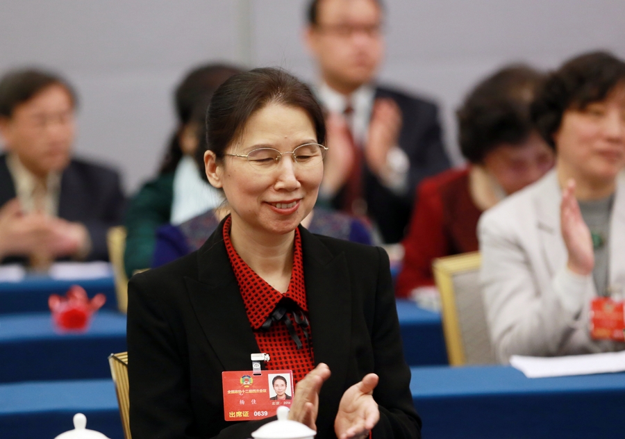 李源潮參加?jì)D聯(lián)界別聯(lián)組討論 向女委員獻(xiàn)花