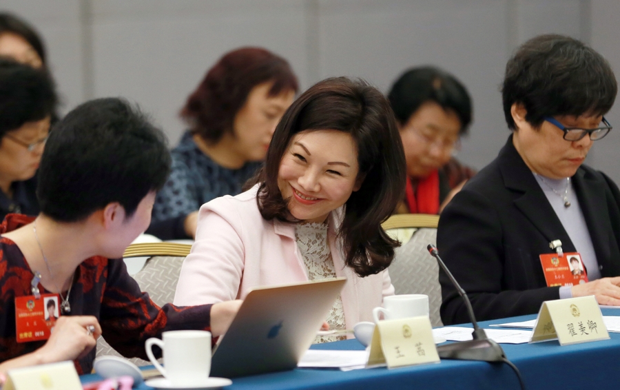 李源潮參加婦聯界別聯組討論 向女委員獻花